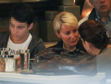 Βόλτα στο Ψυχικό με το γιο της Αλέξανδρο Καραμανλή η Νατάσα Παζαΐτη (φωτό)